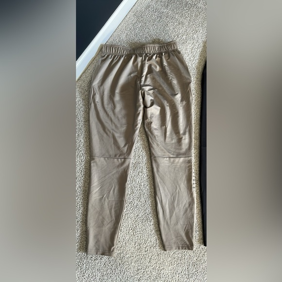 GYMSHARK | Men's Joggers - Picture 3 of 6